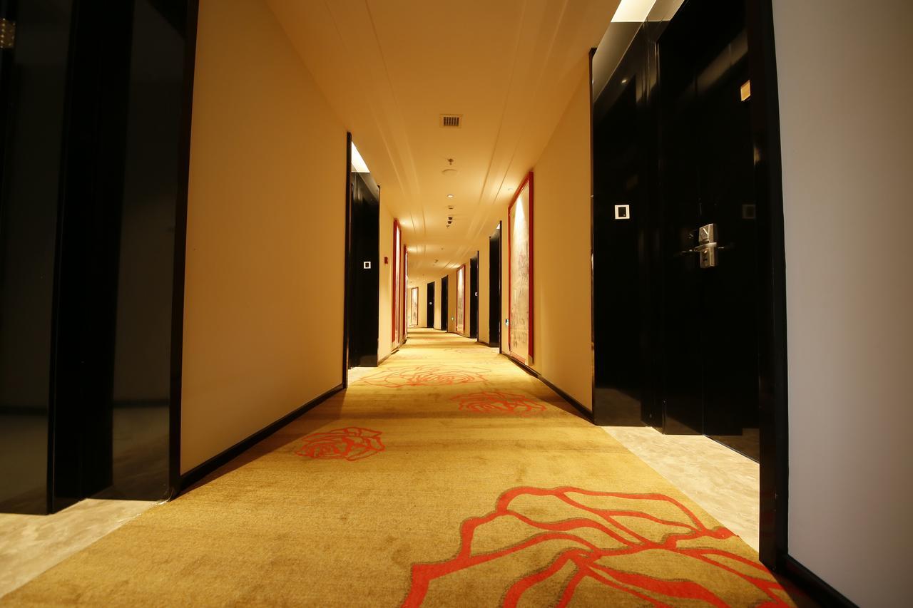 Howard Johnson Flower City Hotel Куньмин Экстерьер фото